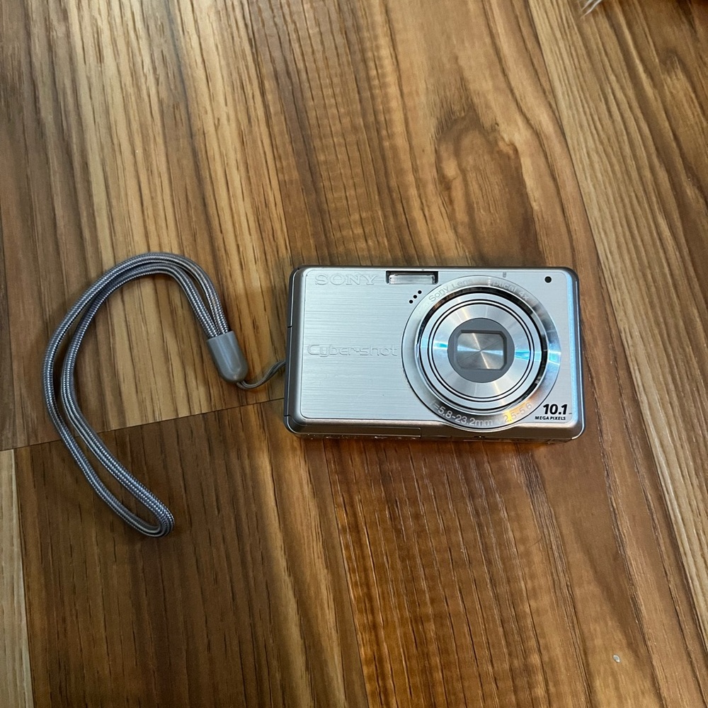 Sony Cyber-shot DSC-S950 10.1MP Digital Camera - Silver Working EXTRA